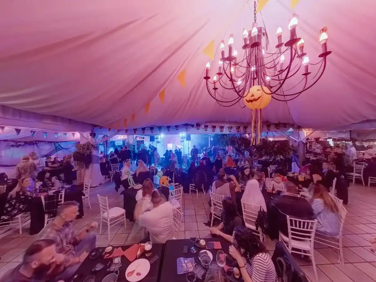 Captura 360 de una fiesta temática en Villa Lucía, mostrando la decoración y el ambiente del evento.